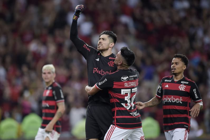 Rossi, goleiro do Flamengo, comemora pênalti defendido durante o clássico contra o Fluminense, no Maracanã, pelo Brasileirão(Foto: Alexandre Loureiro/AGIF)