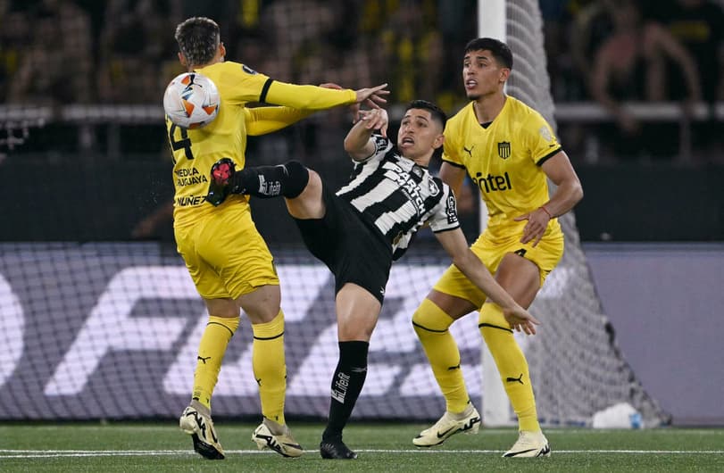 Savarino no jogo do Botafogo contra o Peñarol pela semifinal da Libertadores