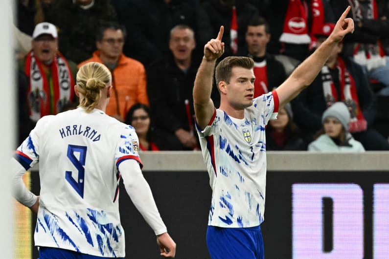 Haaland comemora gol de Sorloth na partida contra a Áustria (Foto: Joe Klamar/AFP)