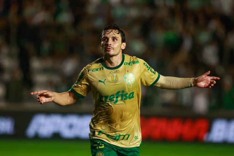 Raphael Veiga fez três gols na vitória de 5 a 3 do Palmeiras sobre o Juventude, pela 30ª rodada do Brasileirão (Foto: Luiz Erbes/AGIF)