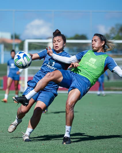 Clara (sem colete) e Fabíola Sandoval (com colete), jogadoras do Cruzeiro (Foto: Gustavo Martins/Cruzeiro)