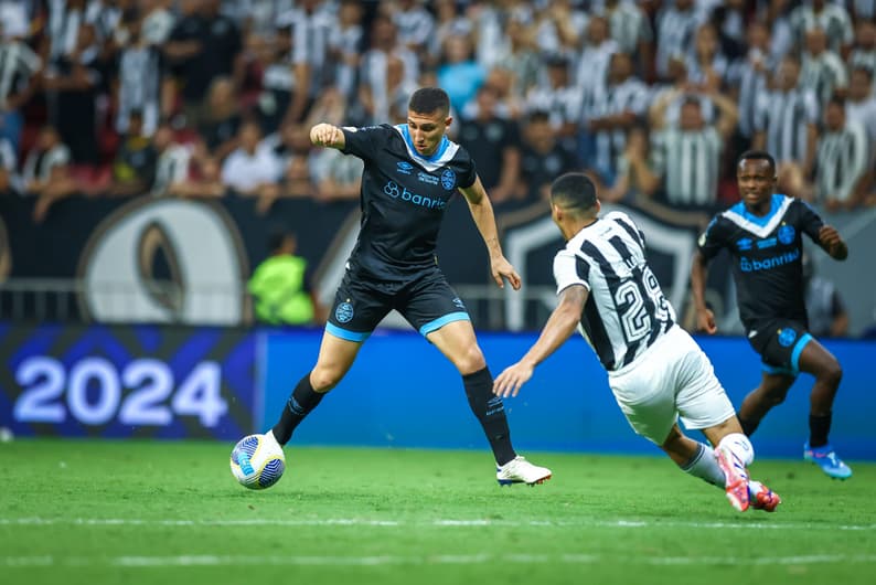 Monsalve foi absolvido pelo STJD por expulsão contra o Botafogo (Foto: Lucas Uebel/Grêmio FBPA)