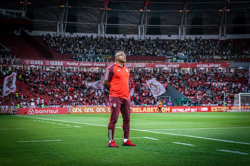 Roger Machado chega aos 13 jogos sem perder (Foto: Ricardo Duarte/SC Internacional)