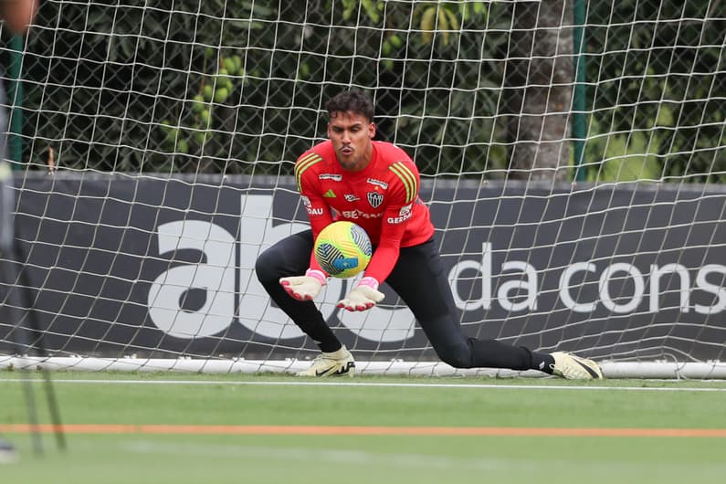 Matheus Mendes, goleiro do Atlético-MG, retoma aos treinos após o falecimento de sua mãe (Foto: Pedro Souza/Atlético)