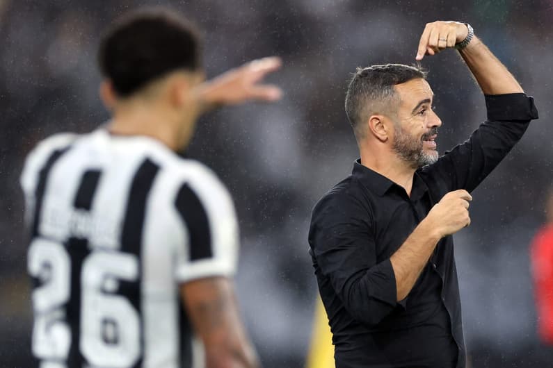 Artur Jorge, técnico do Botafogo, contra o Cuiabá. (Foto: Vitor Silva/ Botafogo)