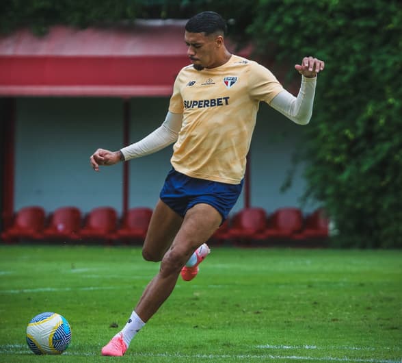 Elenco do São Paulo treina no CT da Barra Funda