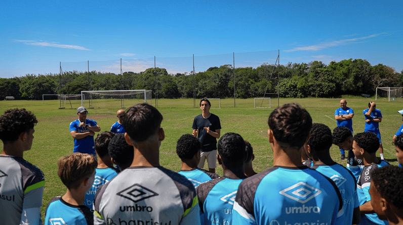 Pedro Geromel realiza visita ao CFT Presidente Hélio Dourado (Foto: Angelo Pieretti / Grêmio FBPA)