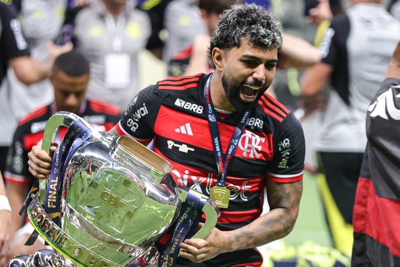 Gabigol segura a taça da Copa do Brasil 2024