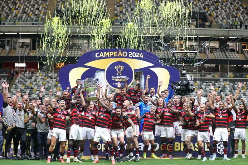 Gabigol e dirigentes do Flamengo em lados opostos na comemoração do título da Copa do Brasil