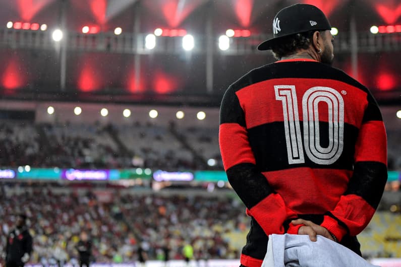 Gabigol na beira do gramado do Maracanã antes da partida entre Flamengo e Atlético-MG