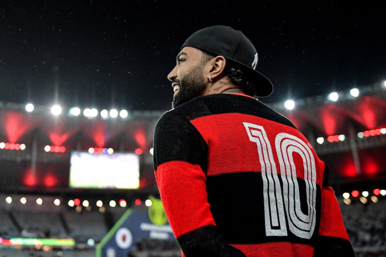 Gabigol, barrado do jogo contra o Atlético-MG, aparece na beira do gramado do Maracanã com a camisa 10 do Flamengo