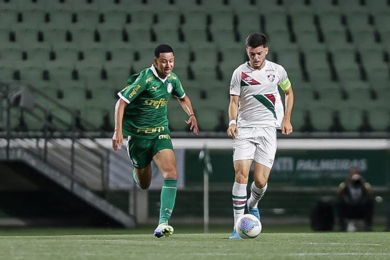 Gabriel Gorgulho em ação pelo Fluminense contra o Palmeiras