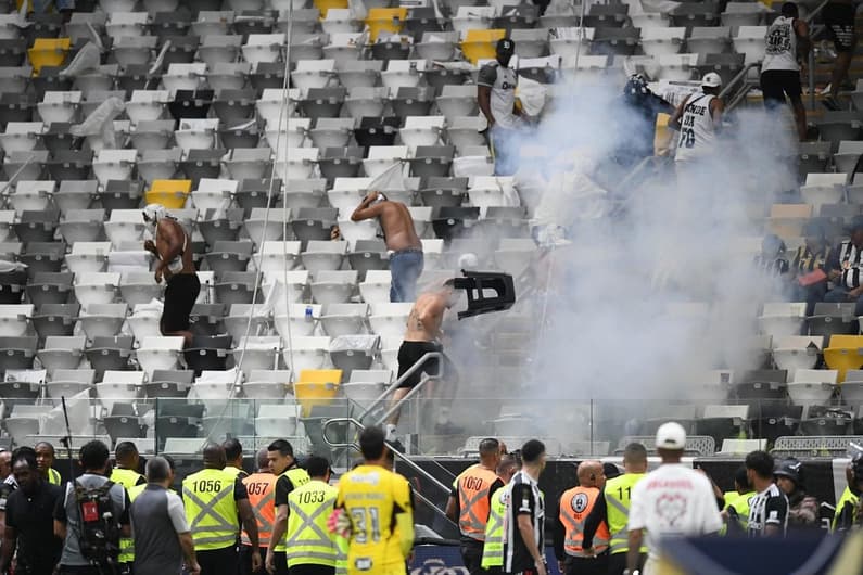 Decisão da Copa do Brasil ficou marcada pelo arremesso de bombas e tentativa de invasão da torcida do Galo ao gramado (Foto:Fred Magno/O Tempo)