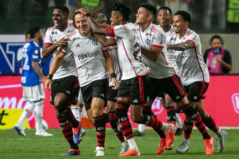 Jogadores comemorando gol com Bruno Henrique