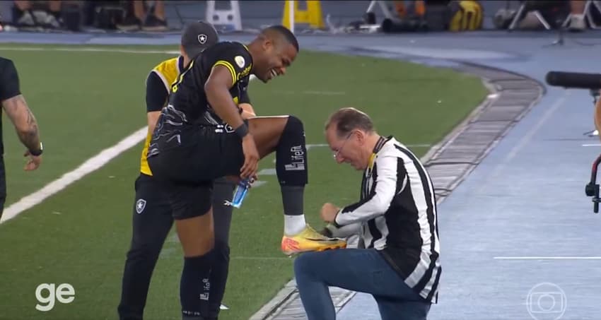 John Textor engraxando chuteiras de Júnior Santos em Botafogo x Vasco