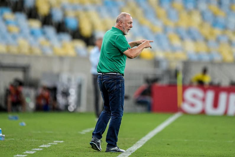 Mano Menezes comandando o Fluminense na partida contra o Grêmio