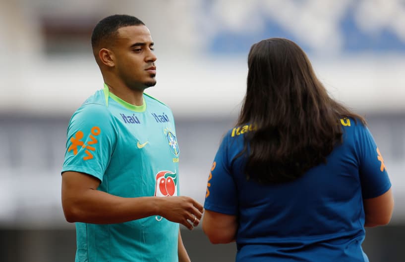 Murillo conversa com a psicóloga Marisa Santiago em seu primeiro treino pela Seleção Brasileira Foto: Rafael Ribeiro/CBF