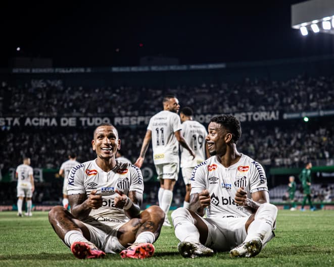 Otero comemora gol marcado no Couto Pereira.