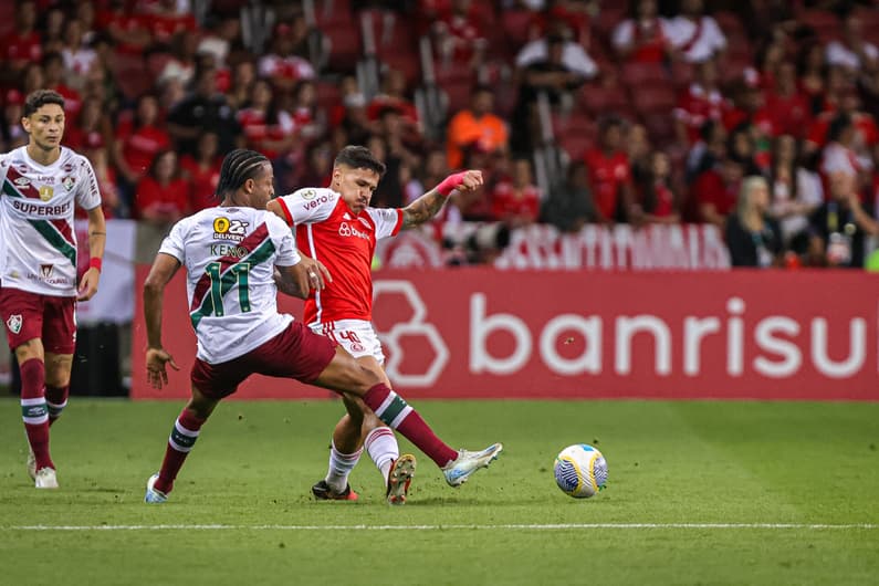 Rômulo e Keno disputam bola no jogo entre Internacional e Fluminense, no Beira-Rio