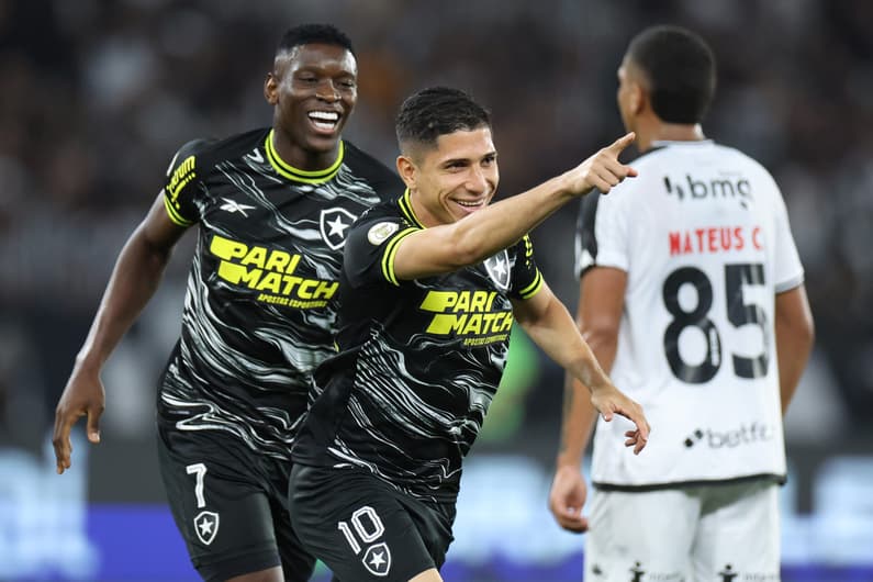 Savarino comemora primeiro gol marcado pelo Botafogo no clássico contra o Vasco (Foto: Vítor Silva/Botafogo)