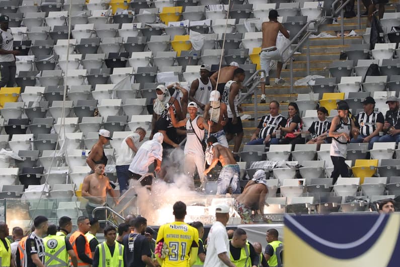 Torcedores do Atlético-MG arremessaram bombas e tentaram invadir o gramado da Arena MRV na final da Copa do Brasil