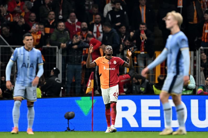 Victor Osimhen comemora um de seus dois gols na vitória do Galatasaray sobre o Tottenham pela Europa League