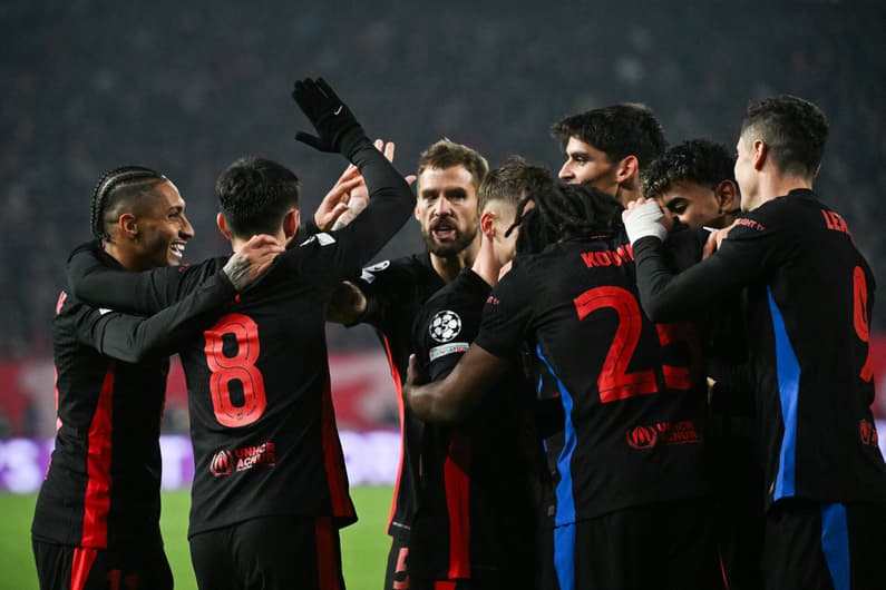 Time do Barcelona comemora gol contra o Estrela Vermelha, pela Champions League (Foto: Andrej Isakov/AFP)