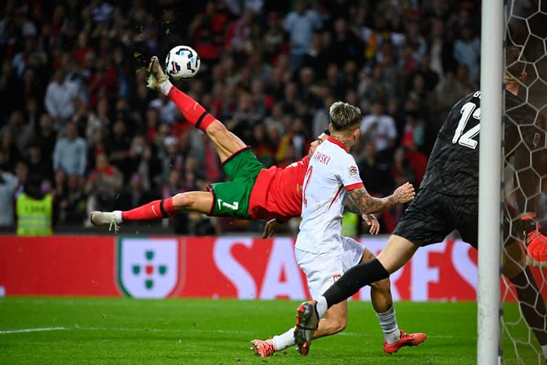 Momento do voleio de Cristiano Ronaldo contra a Polônia (Foto: Miguel Riopa/AFP)