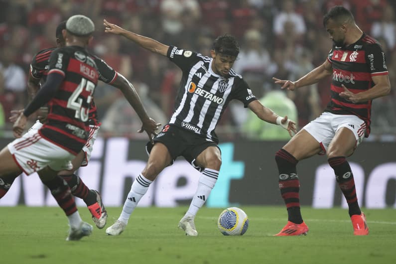 Gustavo Scarpa, do Atlético-MG, durante partida contra o Flamengo no Maracanã pelo Brasileiro