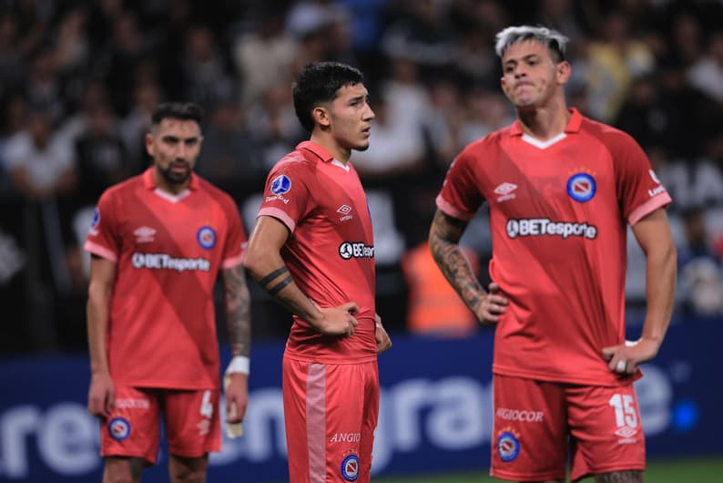 Ambas as equipes não fazem uma boa temporada; confira as estatísticas de Defensa y Justicia e Argentinos Juniors (Foto: Ettore Chiereguini/AGIF)