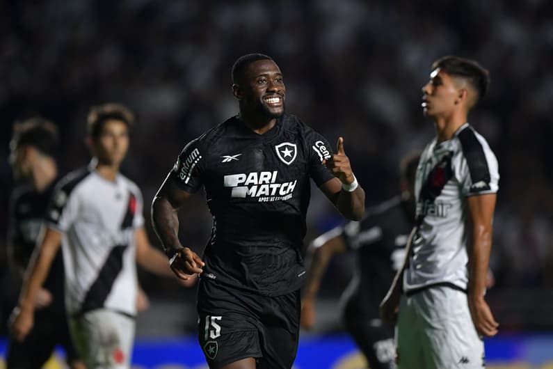 O Botafogo recebe o Vasco pelo Campeonato Brasileiro (Foto: Thiago Ribeiro/AGIF)