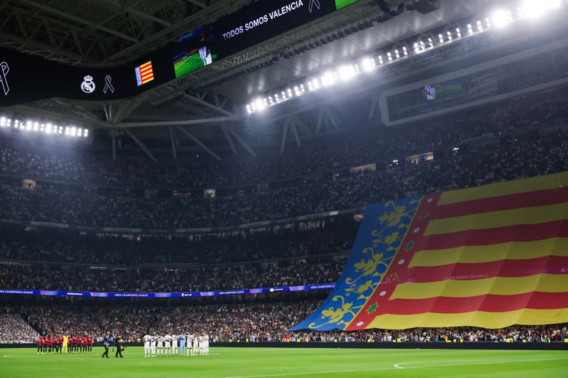 Homenagens às vítimas em Valência antes da partida entre Real Madrid e Milan (Foto: Pierre-Philippe Marcou/AFP)