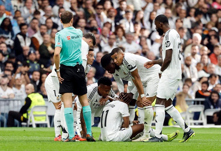 Rodrygo também se lesionou na aprtida entre Real Madrid e Osasuna (Foto: Oscar del Pozo/AFP)