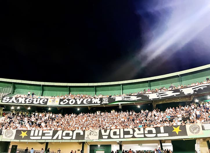 Parte da torcida do Santos foi barrada na entrada do Couto Pereira.