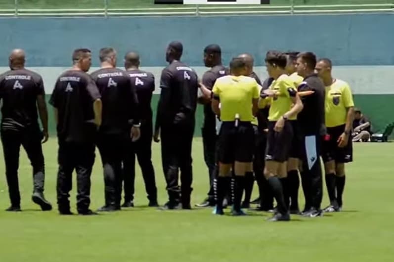 Árbitros cercados por seguranças após confusão em Vasco x Flamengo Sub-17 (Foto: Reprodução / Fla TV)