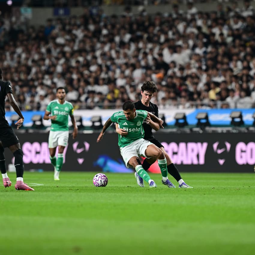 Bruno Guimarães disputa a bola em Tottenham x Newcastle (Foto: Reprodução/Tottenham)