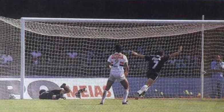 O Vasco sagrou-se bicampeão brasileiro em dezembro de 89, quando Sorato, de cabeça, garantiu a vitória por 1 a 0 contra o São Paulo, em pleno Morumbi (Foto: Arquivo / Vasco)