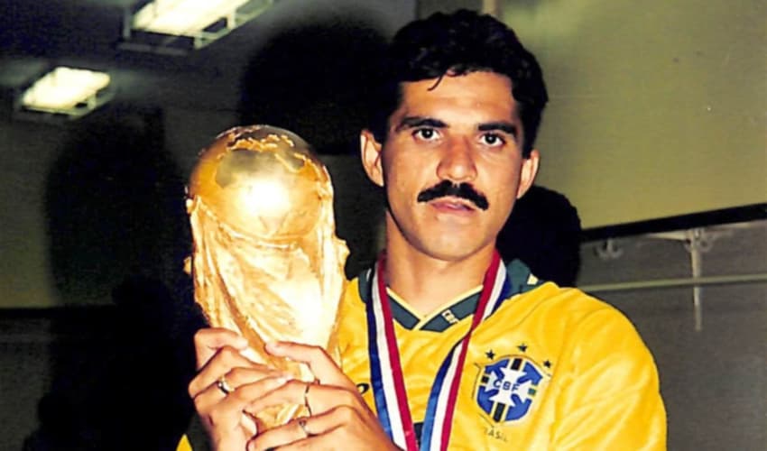 Ricardo Rocha com a taça da Copa do Mundo de 1994 (Foto: Divulgação/CBF)