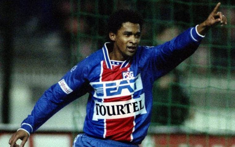 Valdo, com camisa do PSG