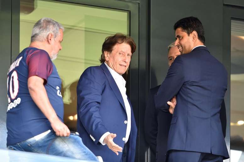 Pini Zahavi (C), o agente das estrelas (Foto: AFP)