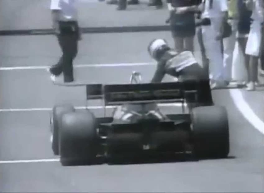 No GP de Dallas de 84, Nigel Mansell estava em quinto quando seu carro parou. Sem pensar duas vezes, começou a empurrá-lo (Foto: Reprodução)