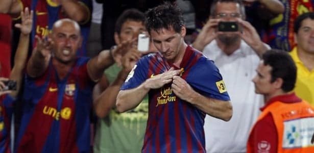 Messi bate no escudo do Barcelona