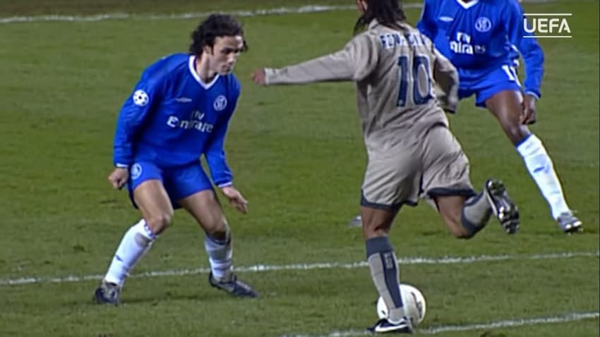 Mesmo com gol icônico de Ronaldinho, o Barcelona foi eliminado para o Chelsea na Champions League de 2005 (Foto: Reprodução)