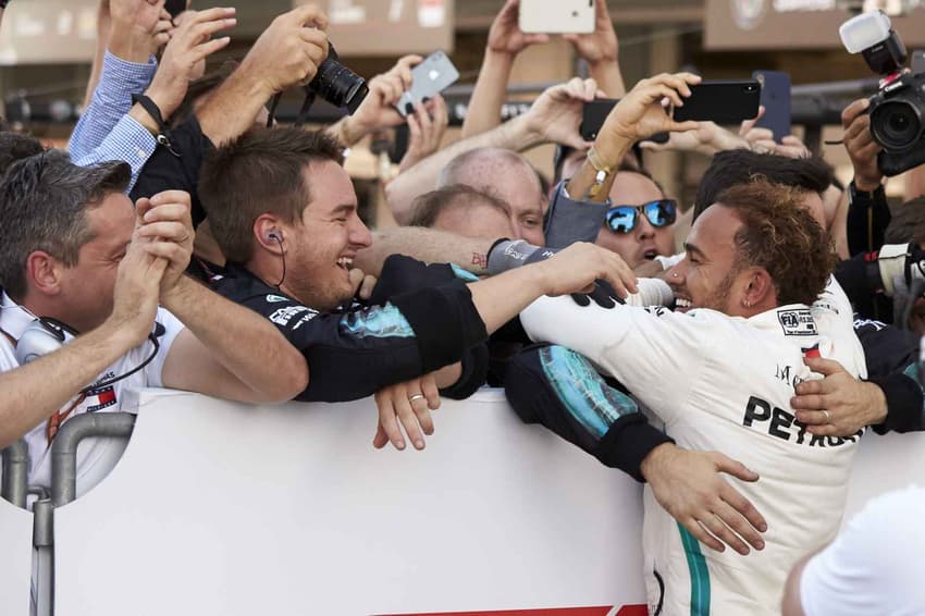 Lewis Hamilton comemora vitória ao lado da Mercedes na F1 2018 (Foto: Mercedes)