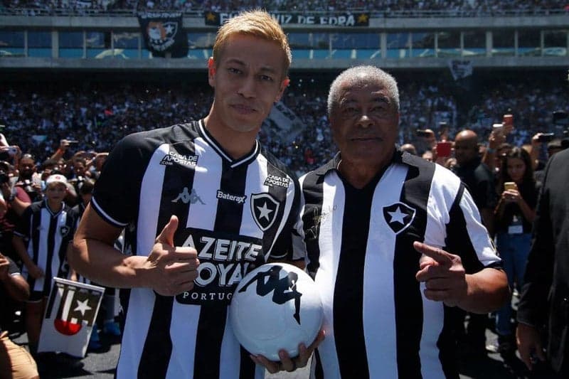 Honda e Jairzinho, um dos maiores ídolos da história do Botafogo, posam para foto