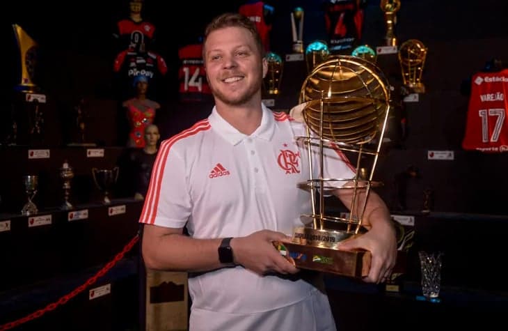 Gustavo de Conti com troféu do NBB após título pelo Flamengo (Foto: Marcelo Cortes / Flamengo)