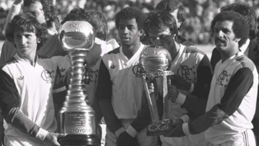 Jogadores do Flamengo com a taça do Mundial de 1981 (Foto: Arquivo Flamengo)