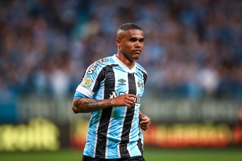 Douglas Costa em campo pelo Grêmio (Foto: LUCAS UEBEL/GREMIO FBPA)