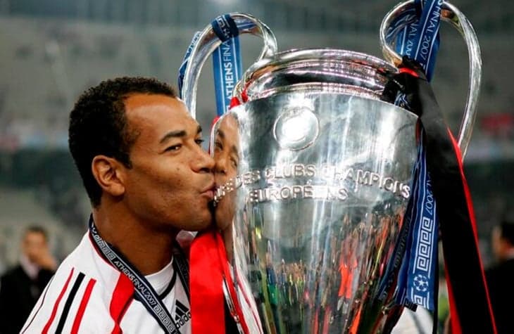 Cafu com a taça da Champions League (Foto: Reprodução/Twitter - Cafu)