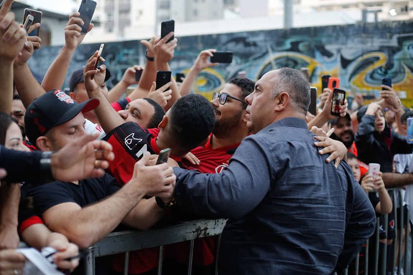 Marcos Braz ao lado de torcedores do Flamengo (Foto: Gilvan de Souza/Flamengo)